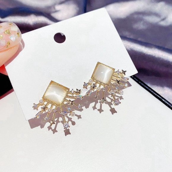 BEAUTIFUL STUD EARRING - Picture 1 of 2